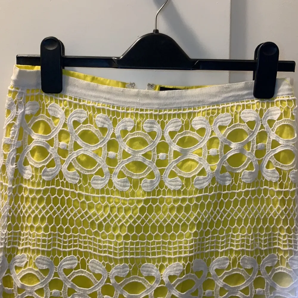 Bardot revolve lace skirt spring yellow pencil size 8 - Image 3