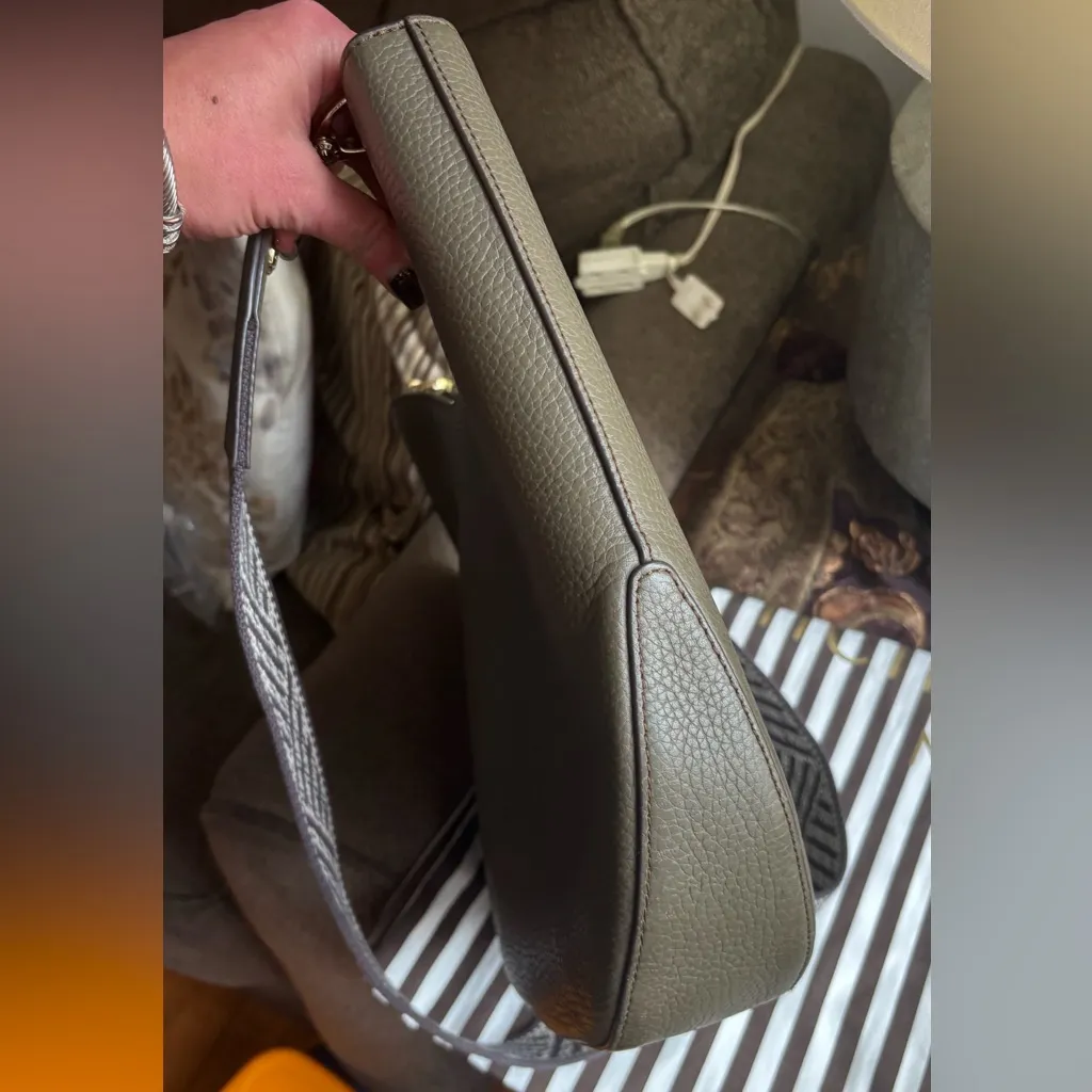 Authentic HENRI BENDEL Olive Green Pebbled Leather Crissbody/HOBO webbed strap - Image 9