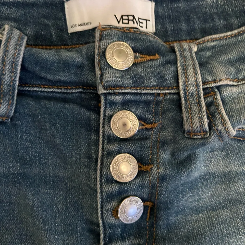 VERVET by Flying Monkey Denim Shorts with Butterfly Buckle Size XS Medium Wash Blue - Image 6