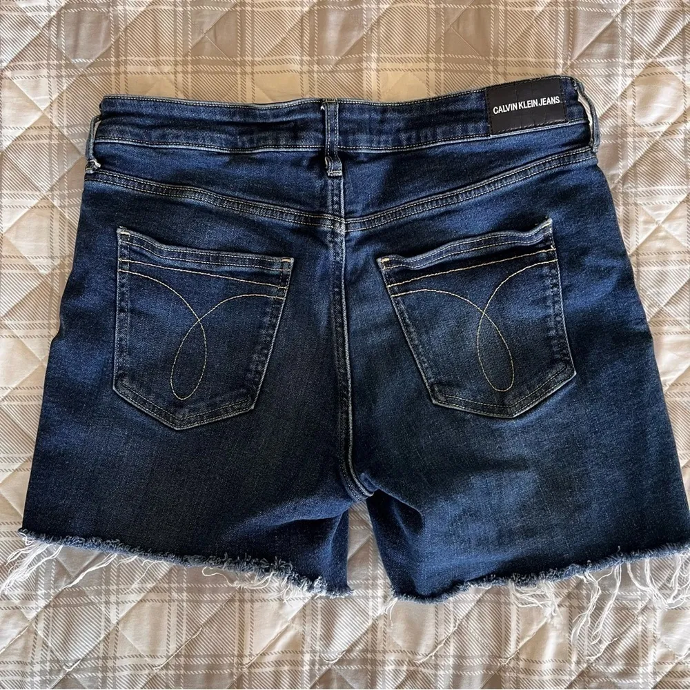Calvin Klein Jeans Cut Off Denim Shorts Medium Wash Ragged Hem Size 10 EUC - Image 2