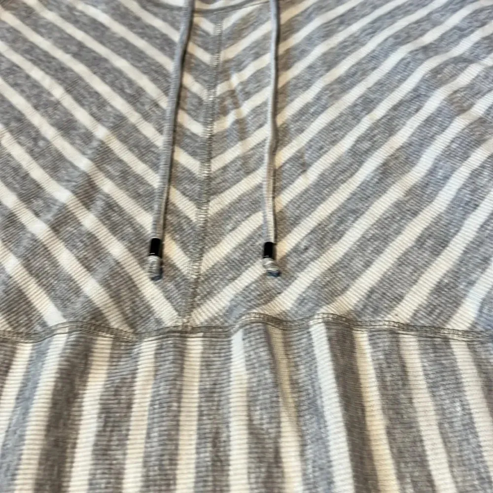 Jones New York pull over. Light weight. Soft. Like new. - Image 2