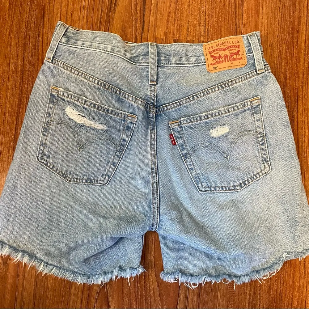 Levi’s 501 mid rise shorts in medium indigo destructed size 27 - Image 4