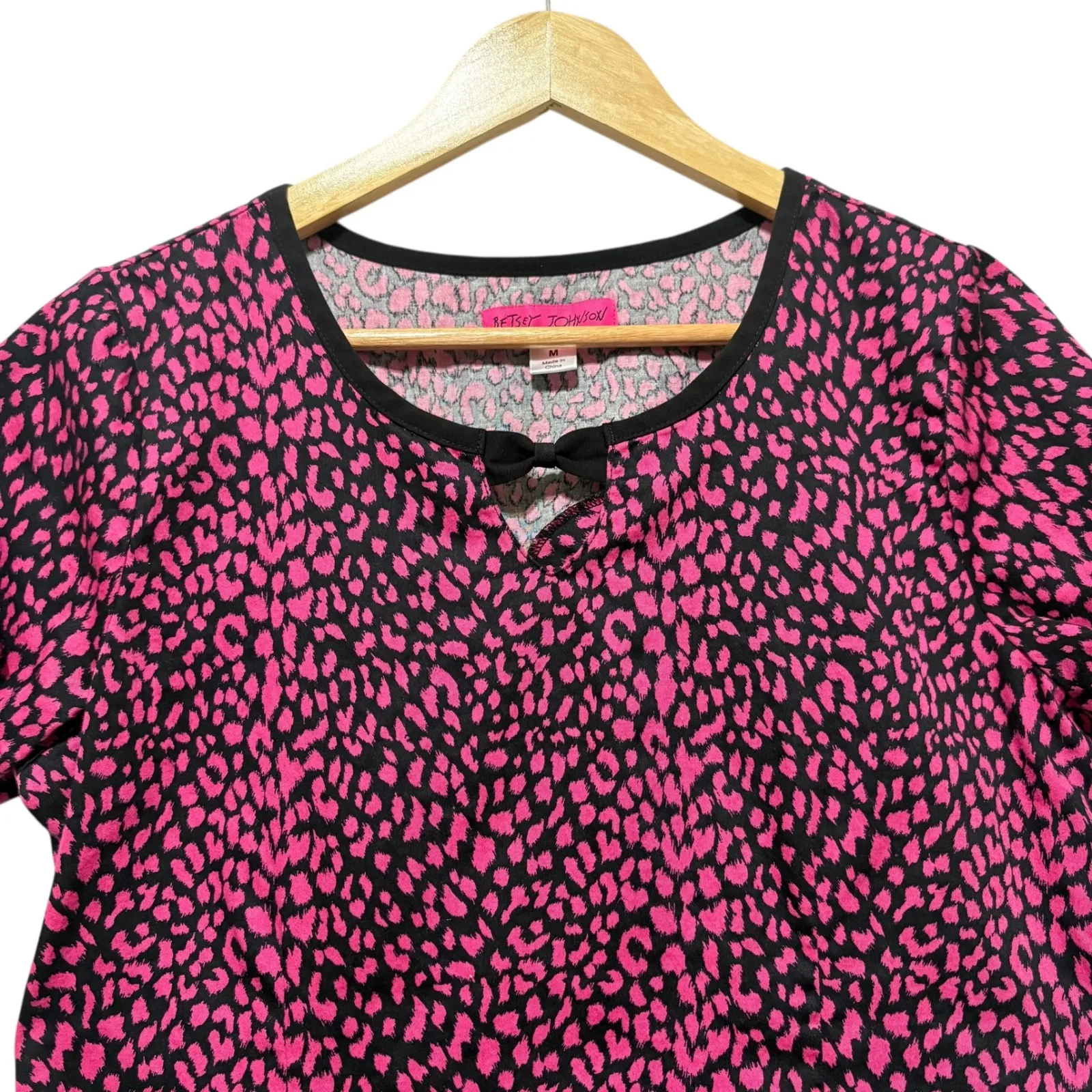 Betsey Johnson Women Scrub Top Uniform M Pink Black Leopard Medical Nurse Trendy - Image 4