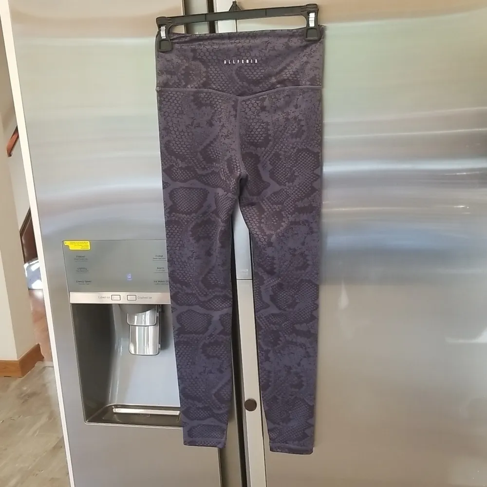 💕ALL FENIX💕 Snakeskin 7/8 Leggings Navy XS NWT - Image 4