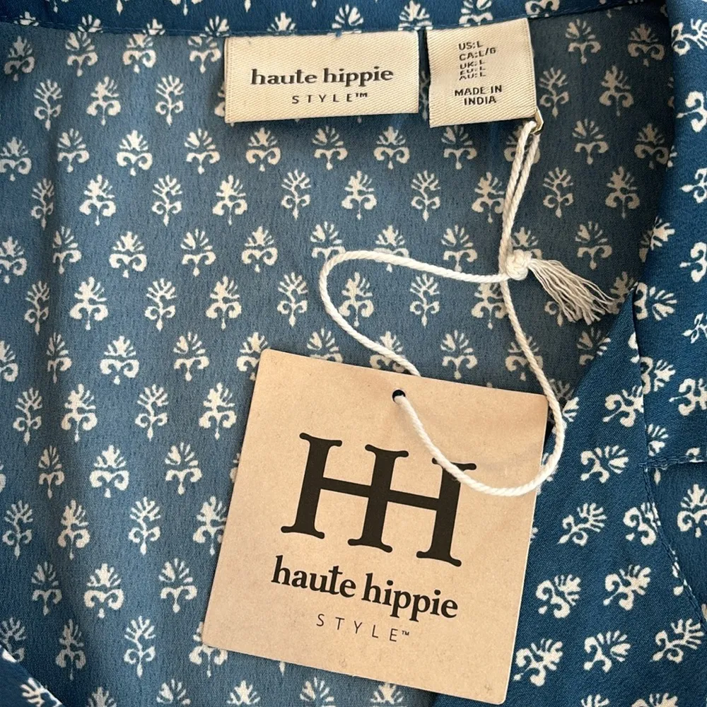 Haute Hippie blue and white fleur di lis design 2 piece short pajamas - Image 9