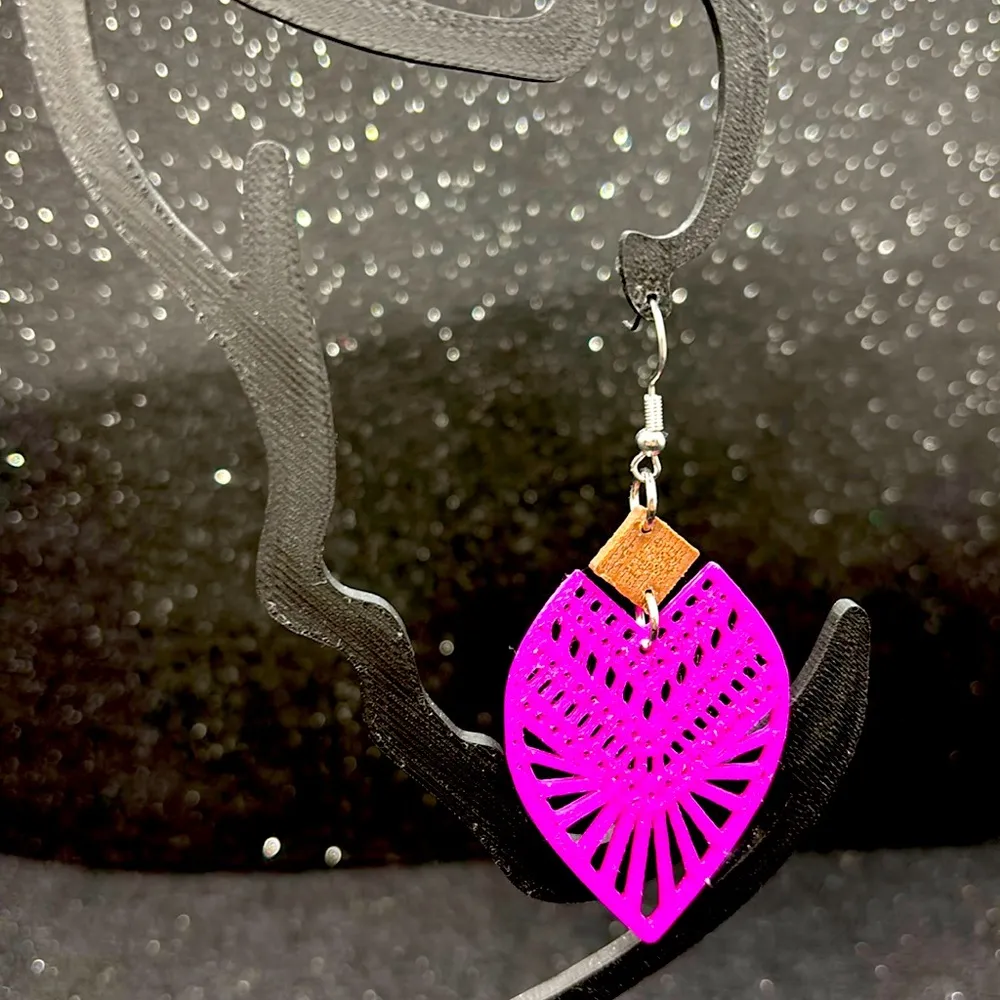 The Parallelo Swing Earrings Pink - Image 3