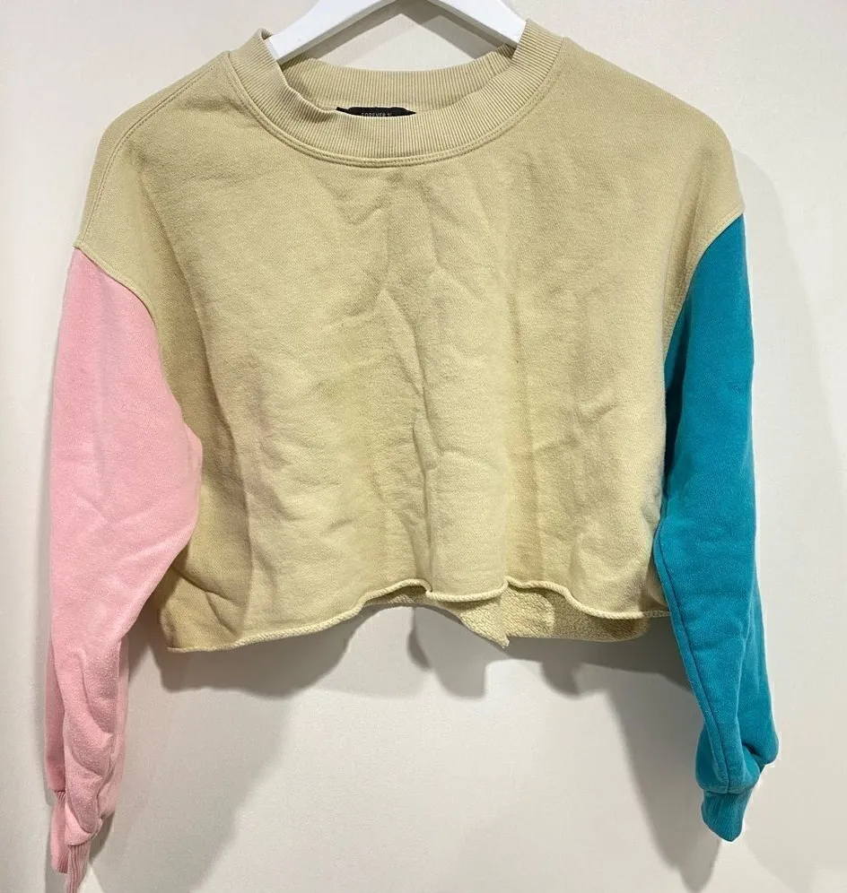 Forever 21 cropped raw hem sweatshirt size small color block - Image 1