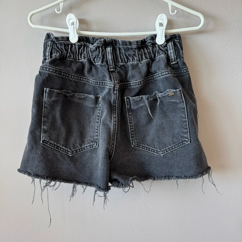 Zara Women’s High Rise Gray Black Denim Paper Bag Distressed Jean Shorts Size‎ 6 - Image 6