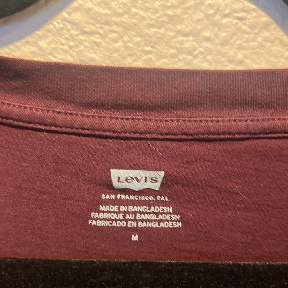 Levi’s Women’s Graphic Surf Tee Mountains Outdoors Size Medium - Image 3