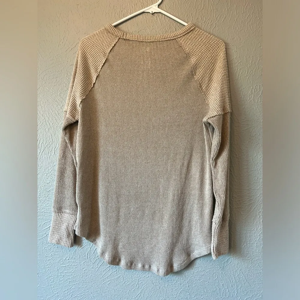 Tan sweater with waffle knit detail - Image 3