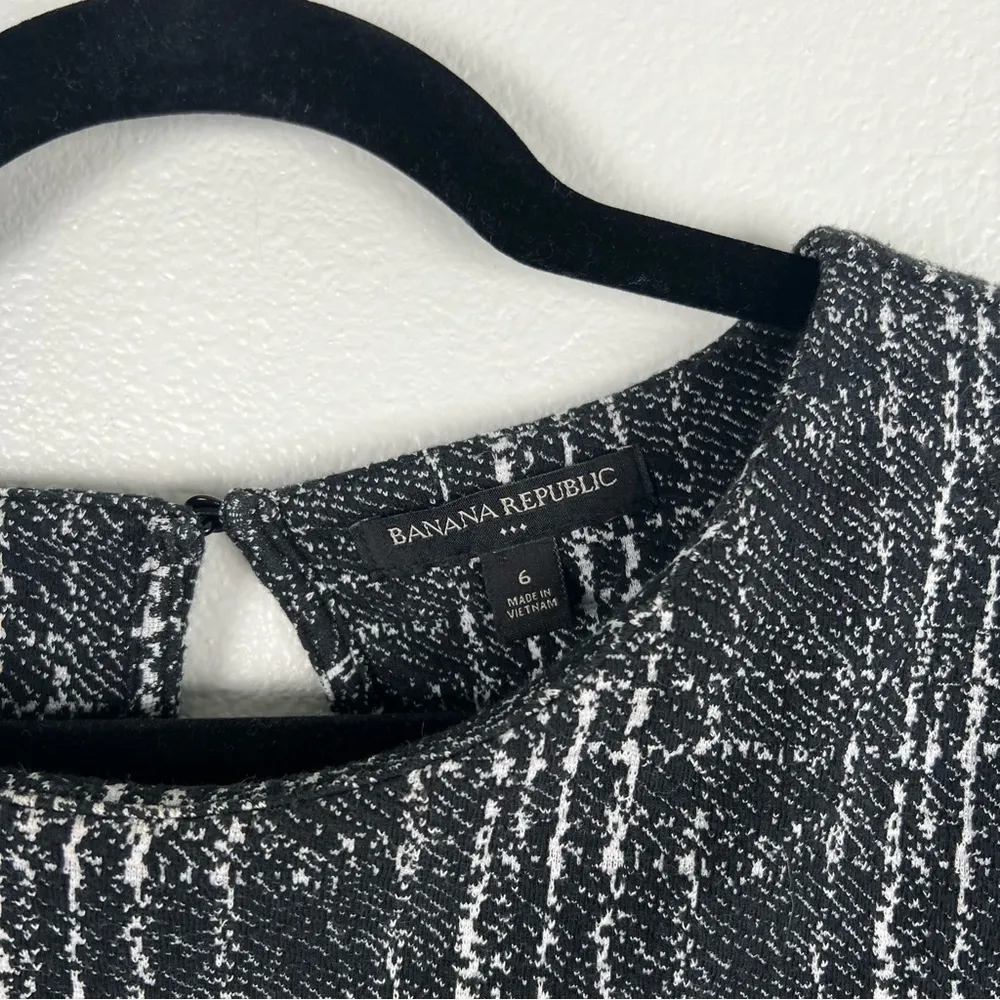 BANANA Republic Tartan Bell Sleeve Dress Gray‎ Sz 6 - Image 4