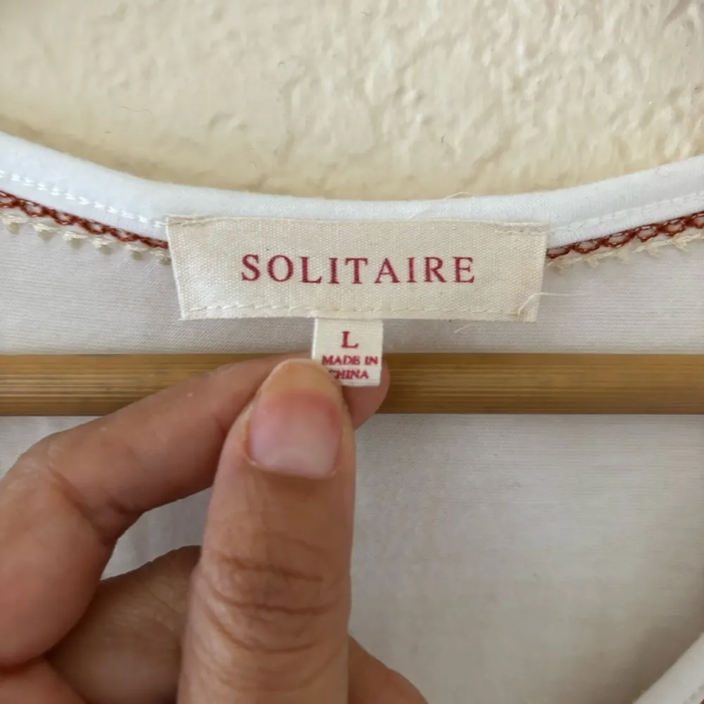 Solitaire Women's Vneck Boho
Embroidered Short Sleeve Blouse Shirt Size Large - Image 3