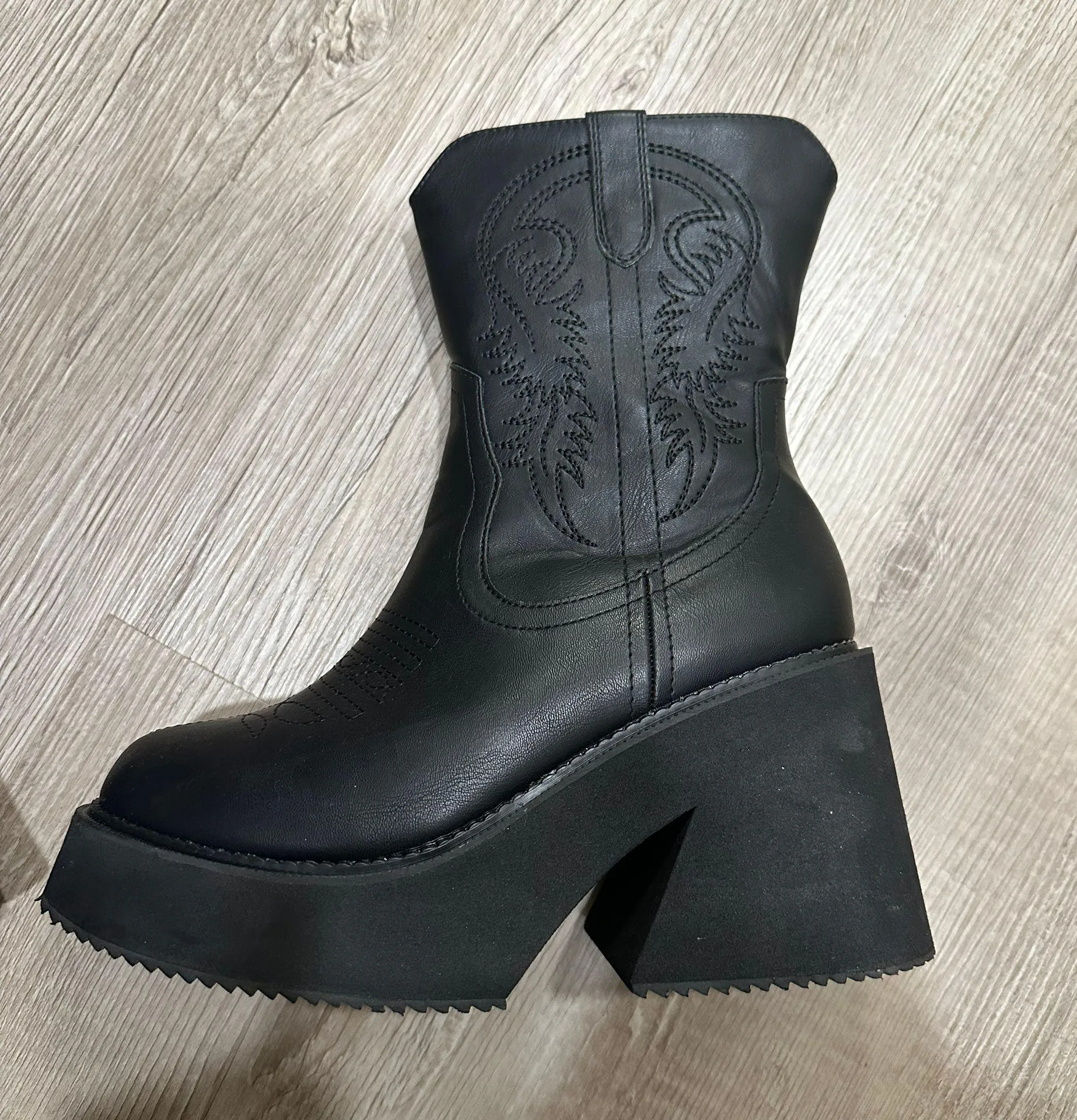 Black Embroidered Boots Size 7 - Image 3