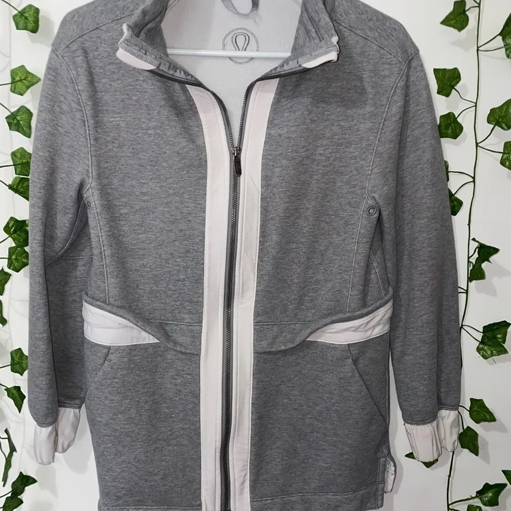 woman’s size 4 grey Lululemon light as warmth jacket - Image 4