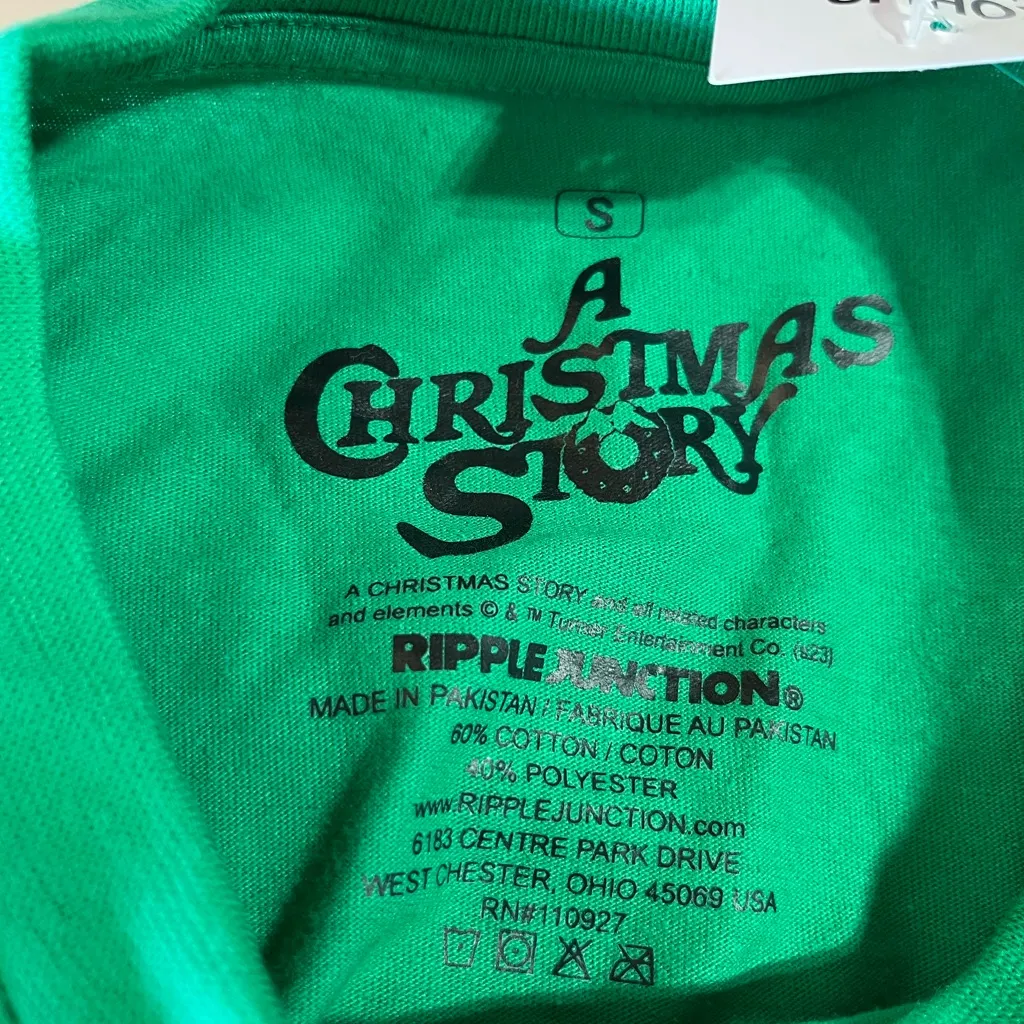 THE CHRISTMAS STORY (S) GREEN SHORT SLEEVE TEE WITH THE FAMOUS LEG LAMP‎ - Image 2