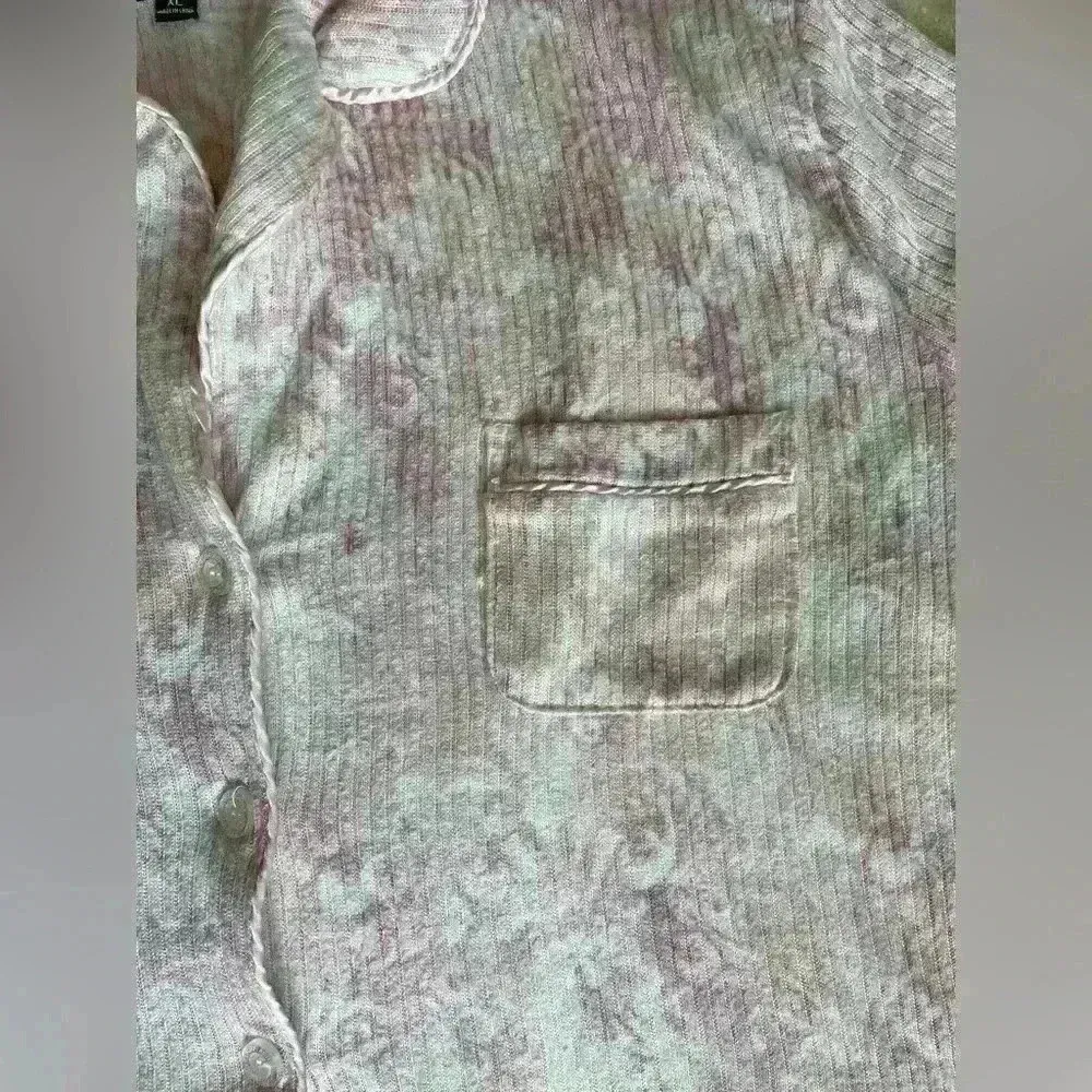 Laura Ashley pink floral 2 piece pajama set, short sleeve top/cropped pants;  XL - Image 2