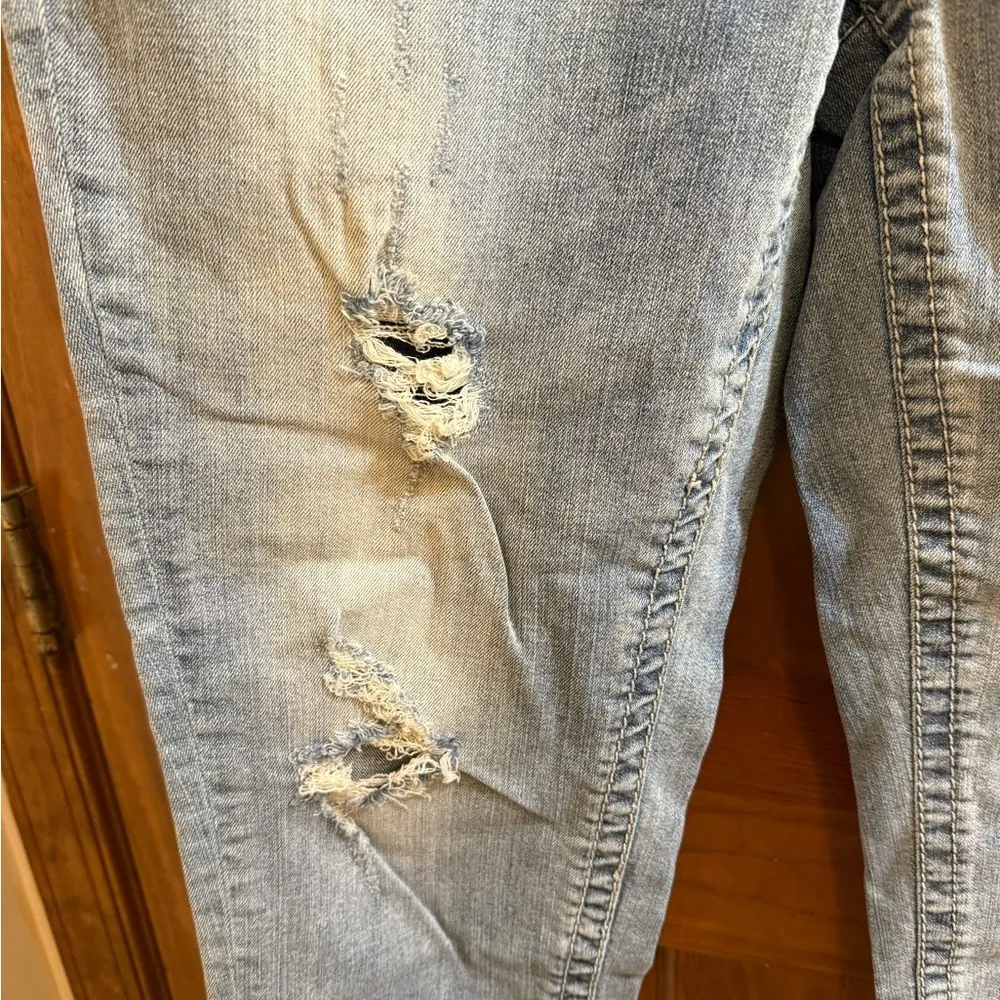 Seven7 | Blue Ankle Cropped Distressed Jeans size 12 - Image 4