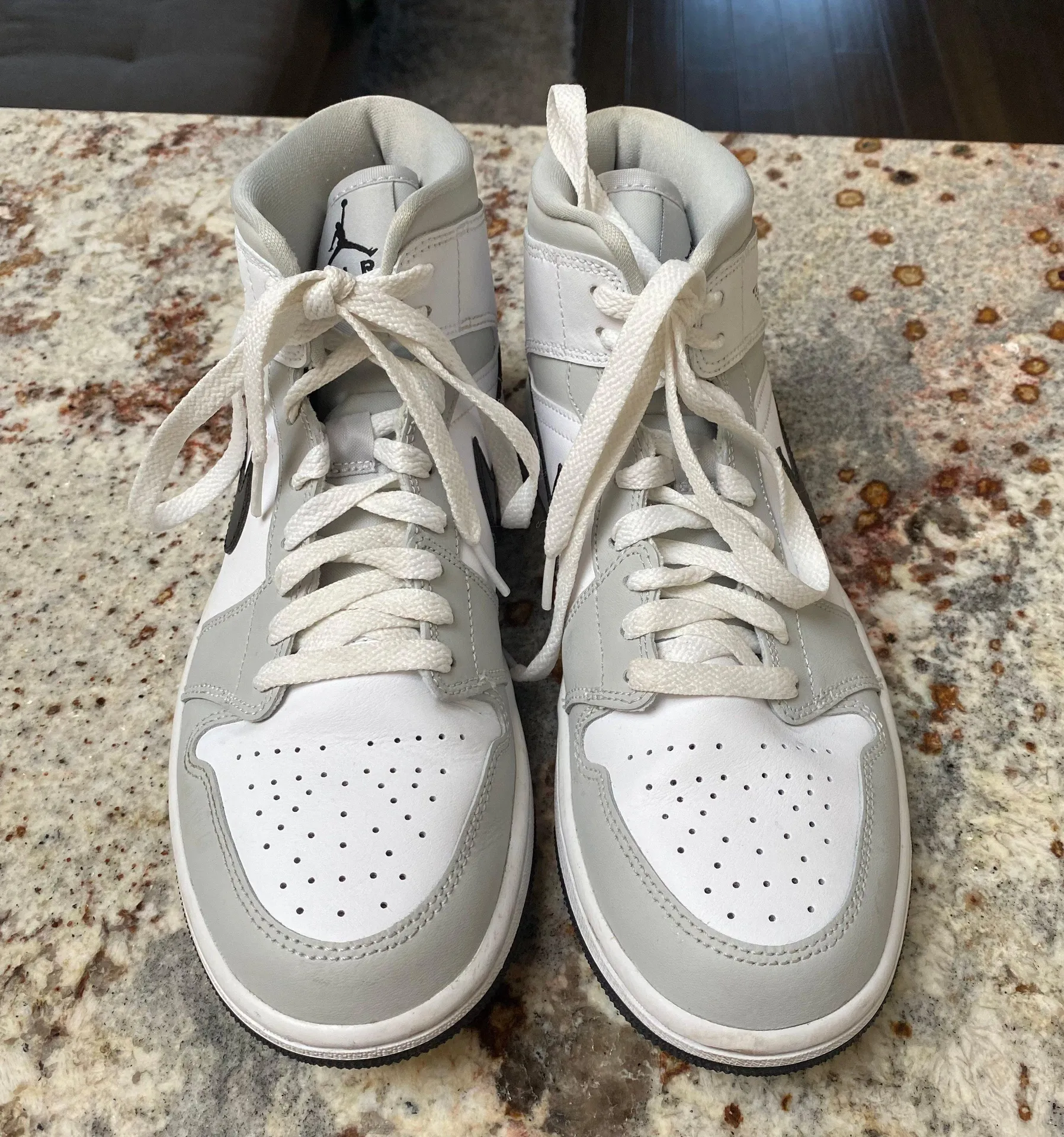 Air Jordans 1 Mid - Image 4