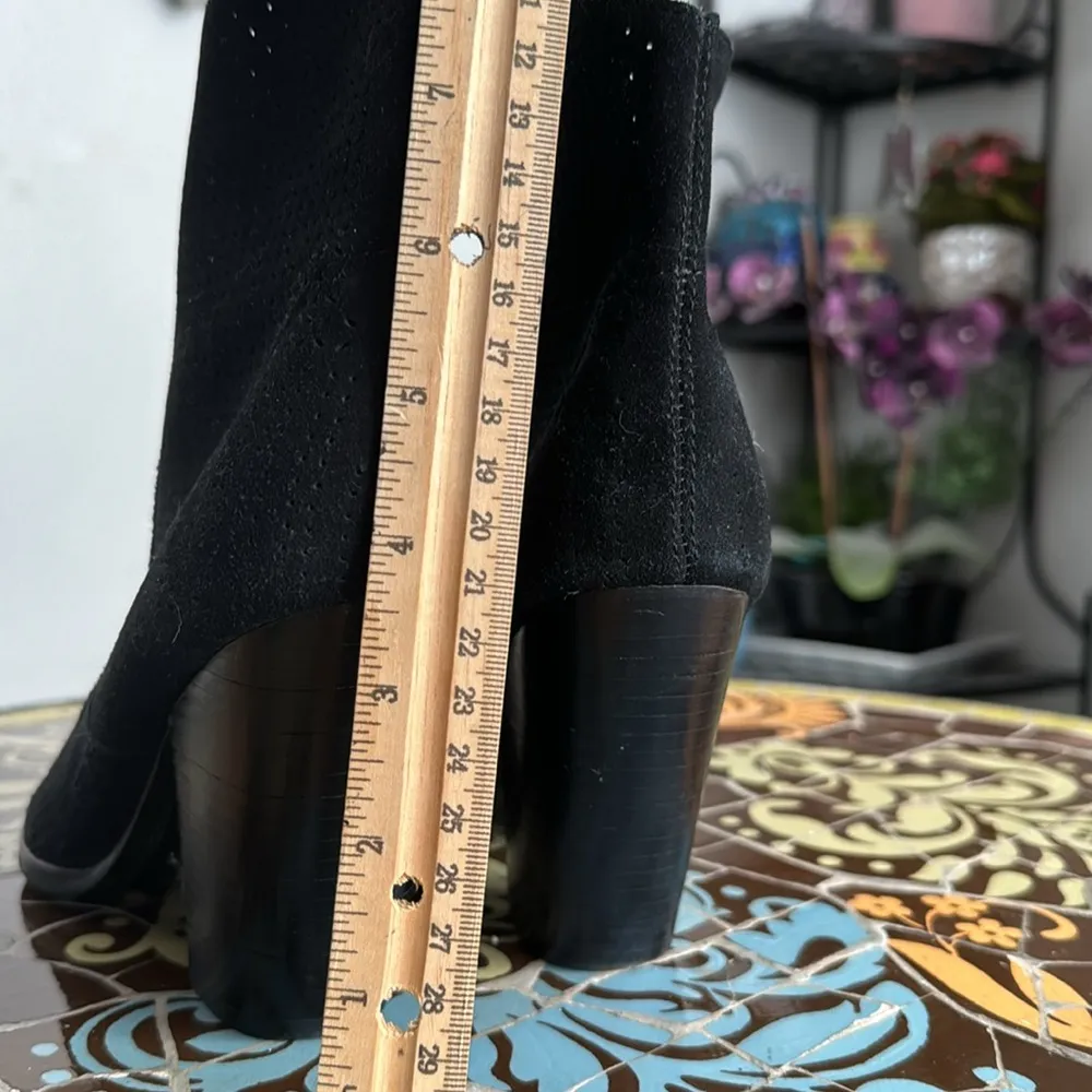 MARC FISHER SHORT SUEDE BOOT SZ: 7.5 - Image 8