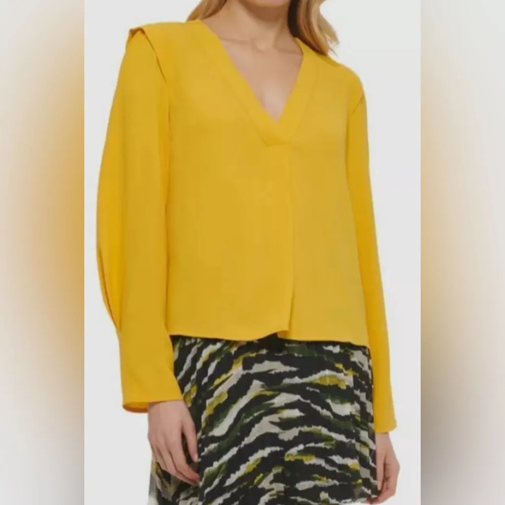 Size Medium yellow DKNY v-neck blouse EUC - Image 7