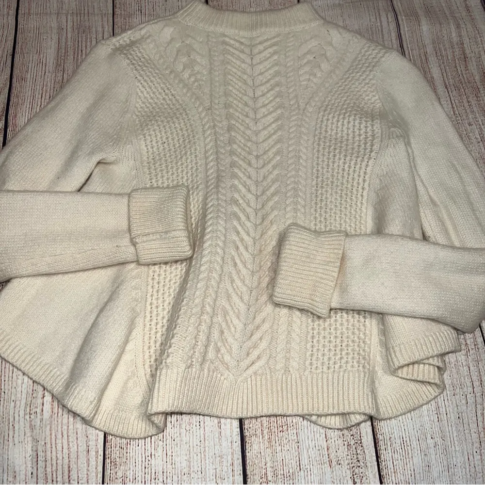 Club Monaco  cable fisherman crew neck swing sweater cream size S - Image 3