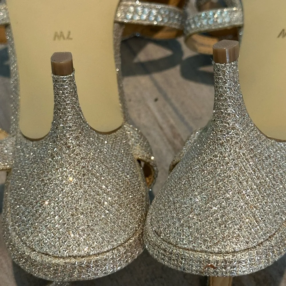 Badgley Mischka American Glamour size 7W silver sparkle kitten heels - Image 14