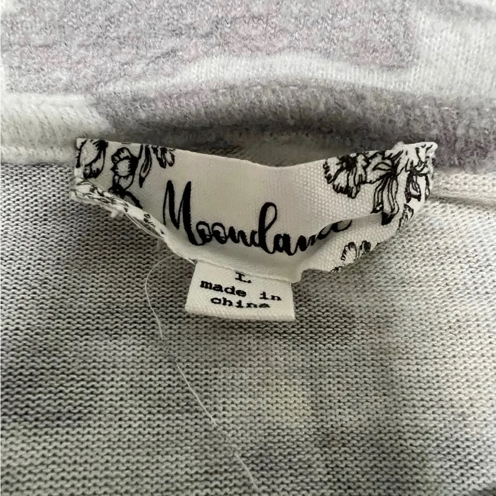 American Eagle Women's Stretch frayed Jeans and cute long sleeve camo top - Image 8