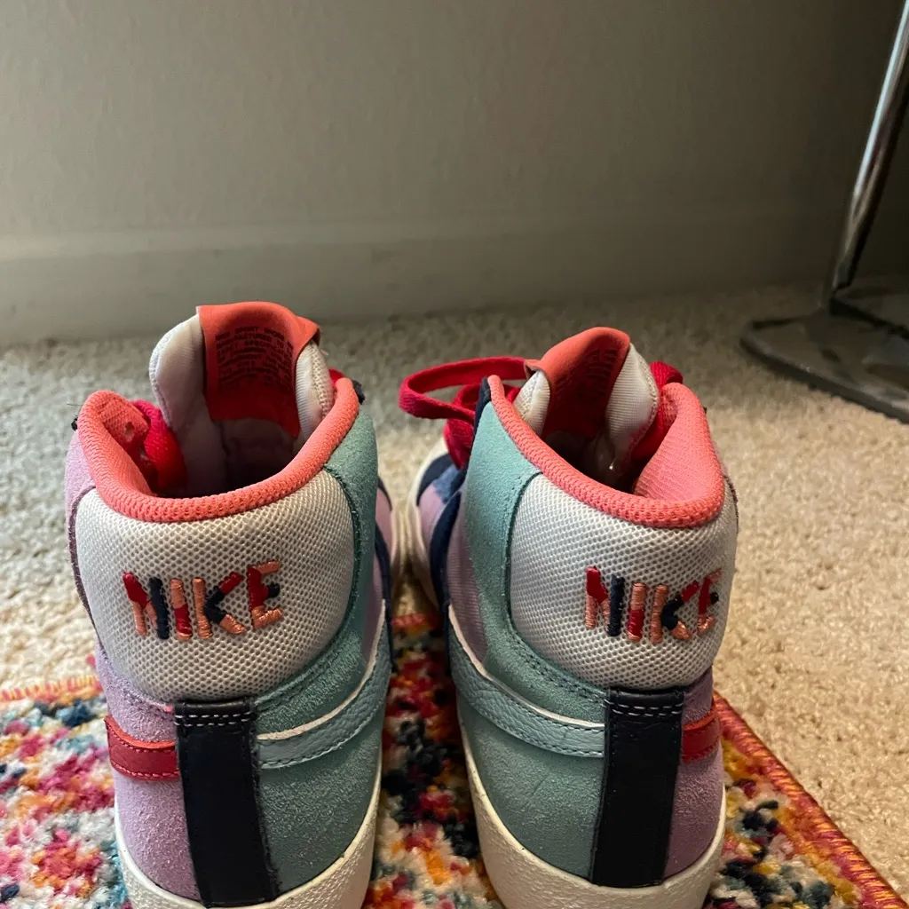 Nikes Size 5.5 - Image 3