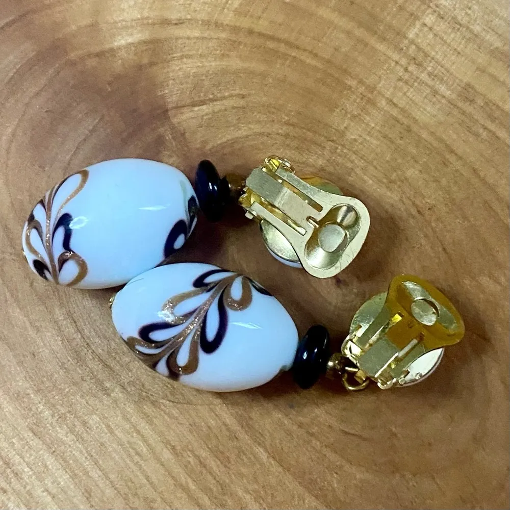 Vintage Milk Glass Clip - Image 2