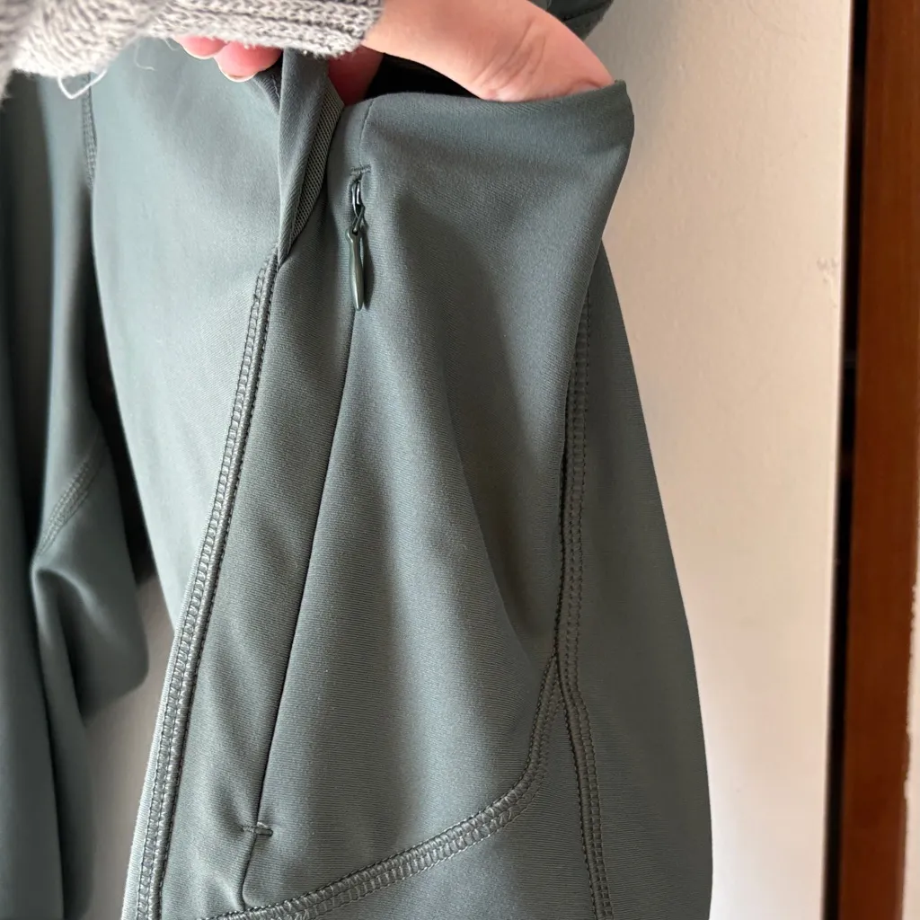 Old Navy Active Powersoft High Rise Cargo Leggings - Image 2