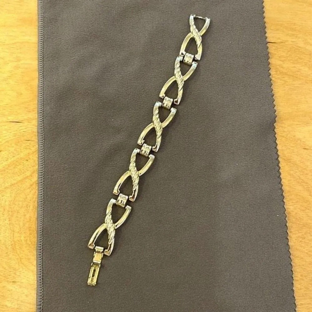 Womens Textured Bow Link Fold Over‎ Clasp Bracelet Goldtone Gold - Image 4