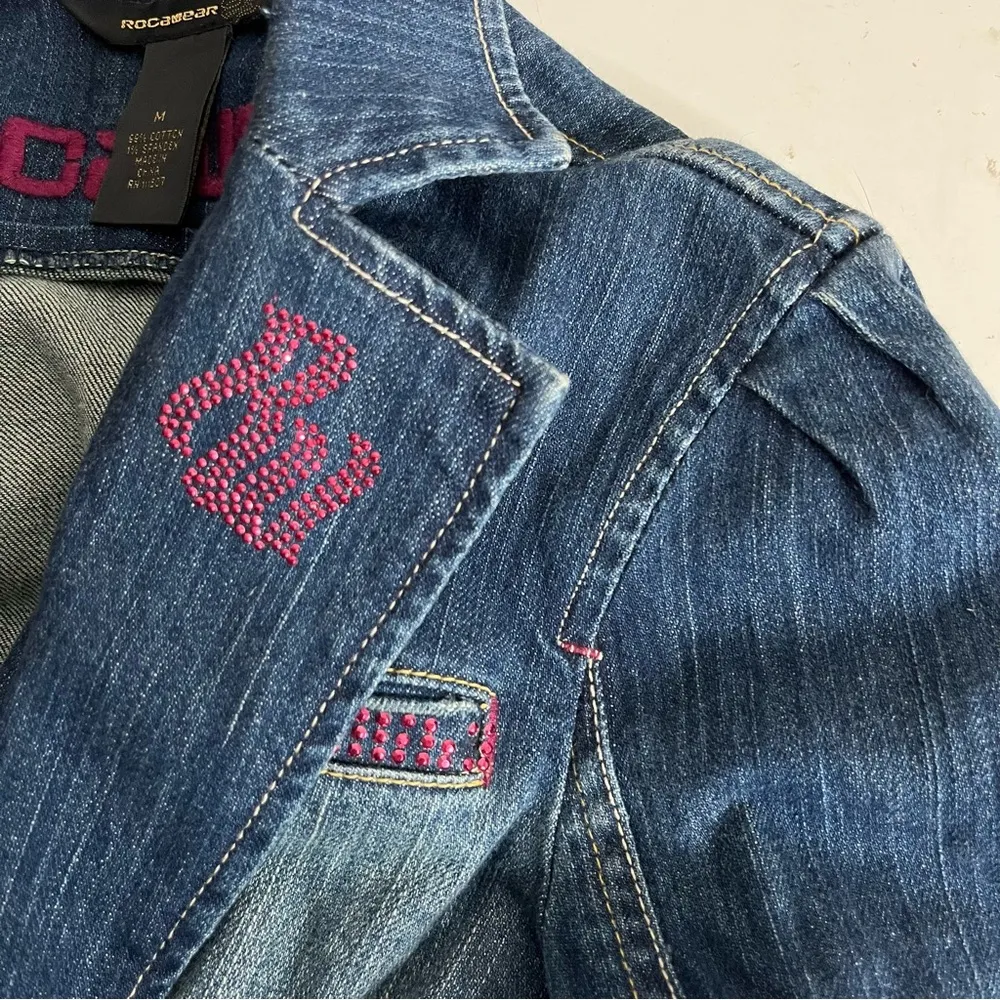 ROCAWEAR Blue Denim Jean Jacket Pink Shiny Studs Distressed Blazer Size Medium - Image 8