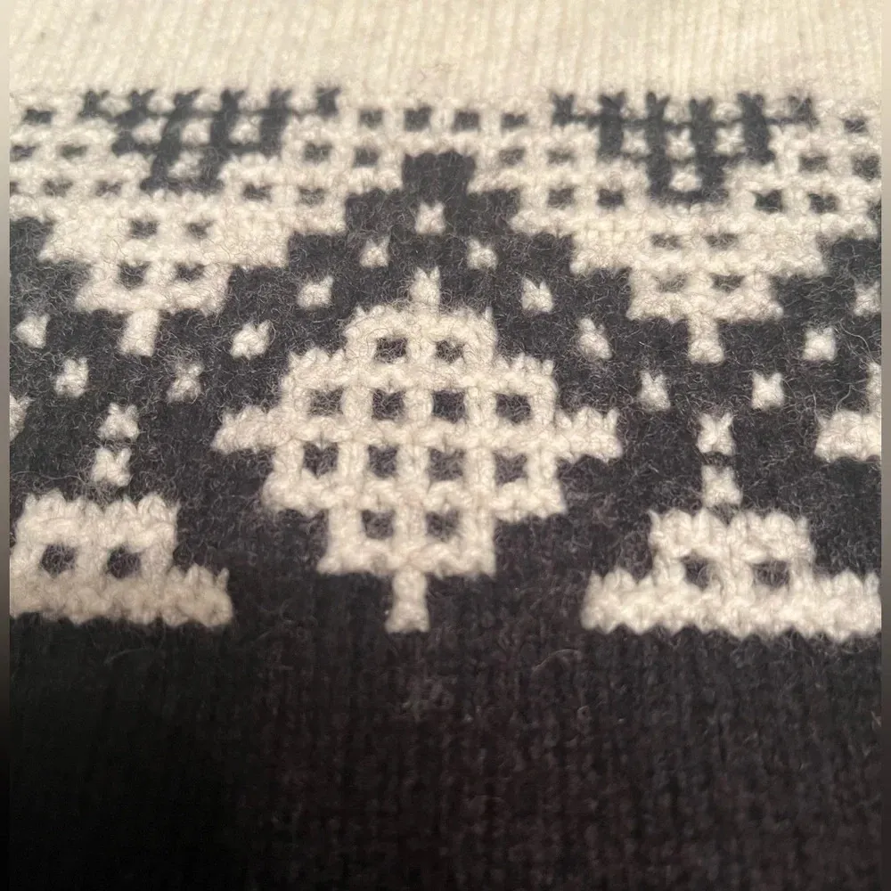 pullover long sleeved merino wool/yak hair blend sweater, size Large - Image 2