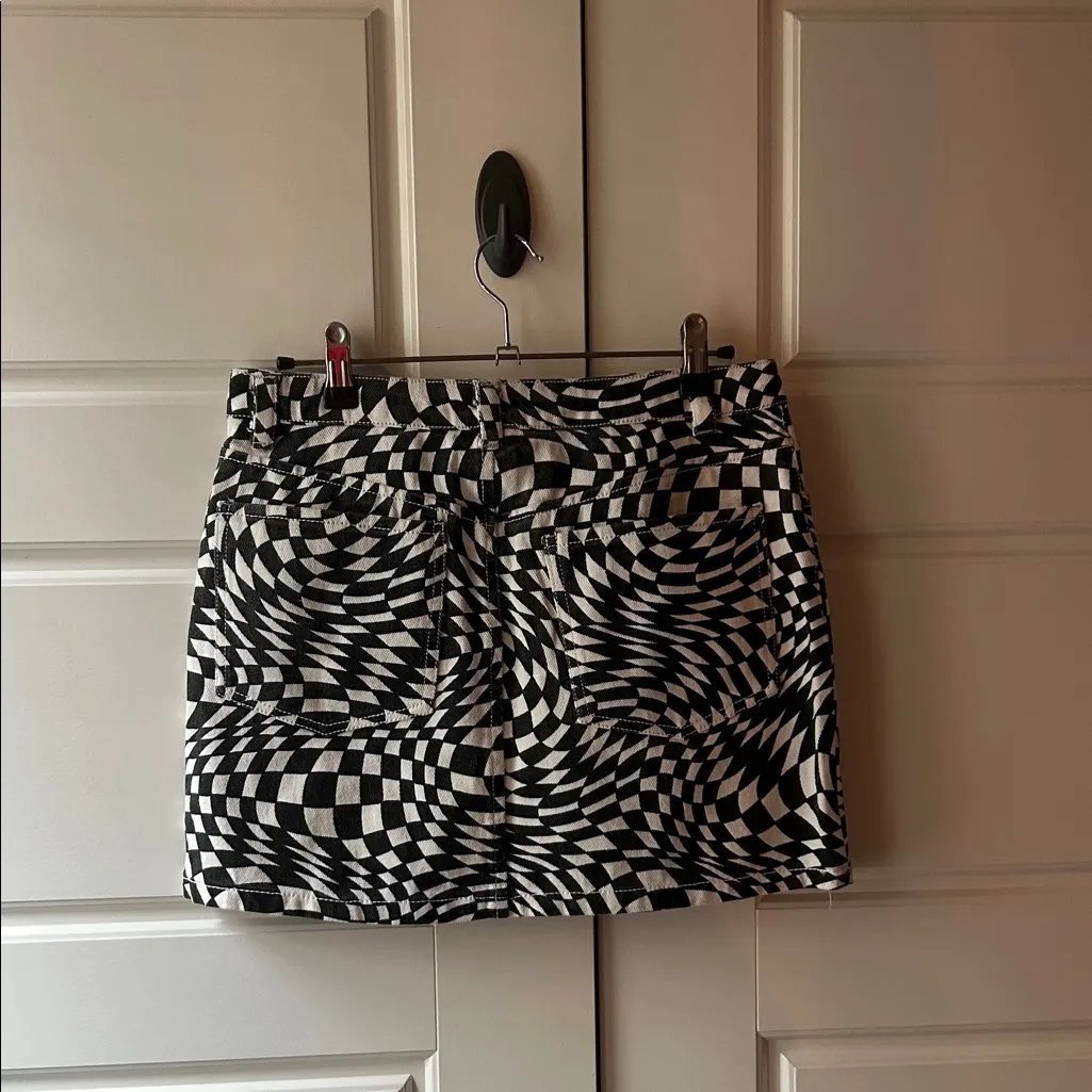 Monochrome Optical Illusion Mini Skirt Black Size M - Image 2