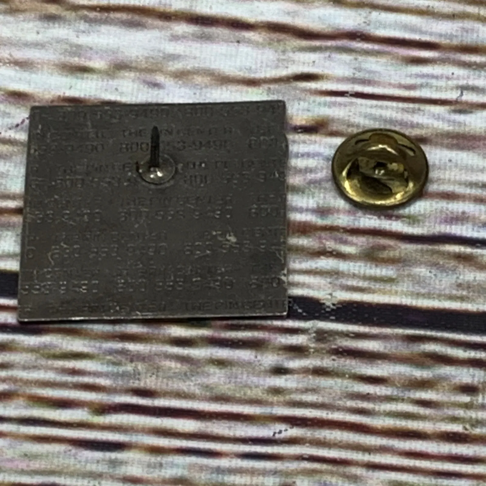 Bonzer Times Outback Steakhouse Lapel Pin‎ Kangaroo Beach Scene Collectible Red - Image 3