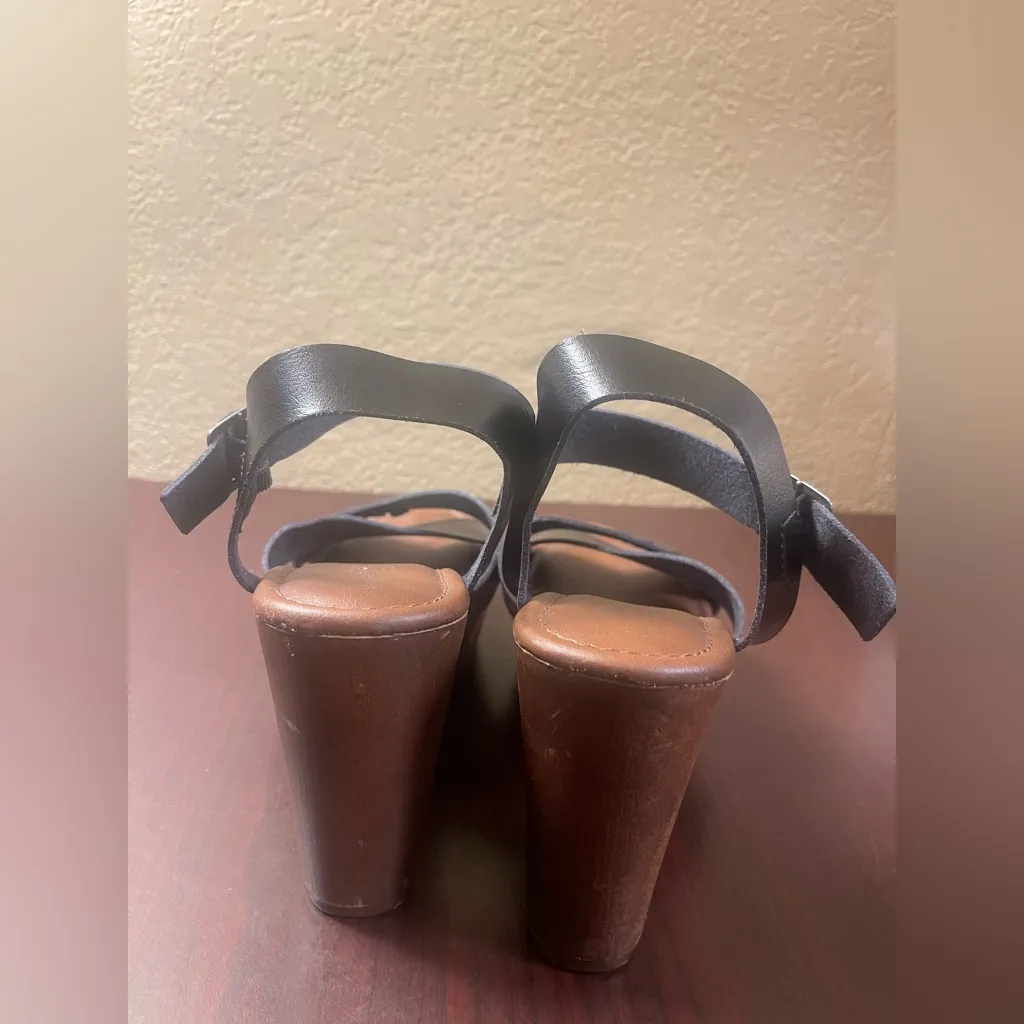 Universal Thread Black and Brown Platform Sandals with Crisscross Straps - Image 3