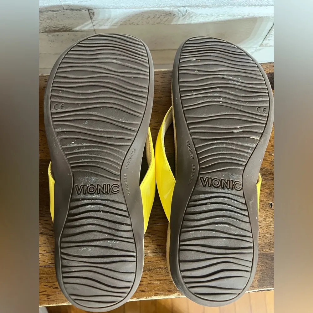 Vionic  Yellow Mona W/ Button Thong Toe Post Casual Sandals.  Size 8 - Image 6