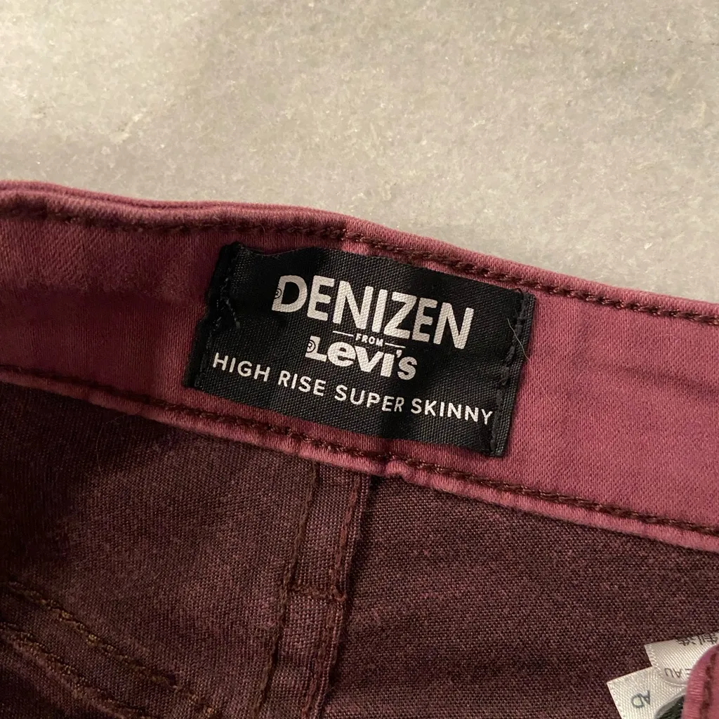 Denizen Levi’s Size 4 High Rise Super Skinny Soft Chino Pants  Burgundy Stretch - Image 11