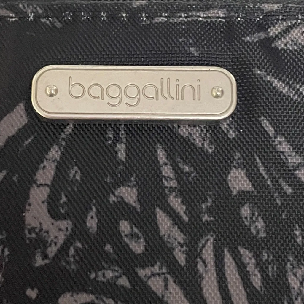 Baggallini RIFD Wristlet in Onyx Floral - Image 4