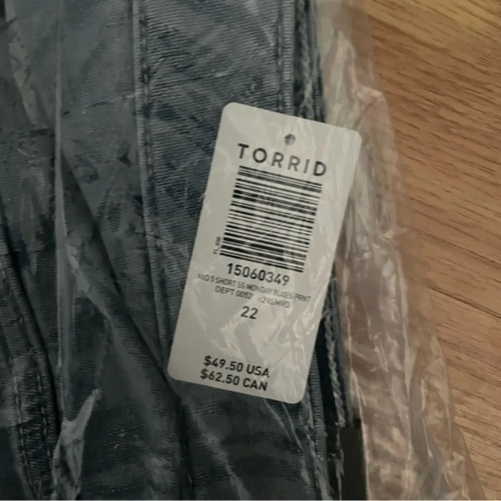 Torrid Graphic Shorts Size 22 - Image 6