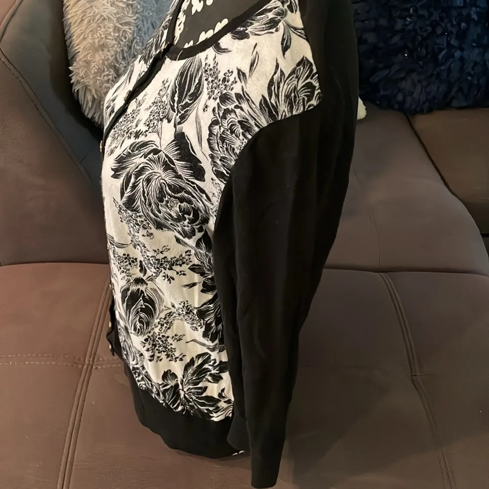 ANN TAYLOR Black & White Flower Print 3/4 Sleeve Cardigan Size Large - Image 3
