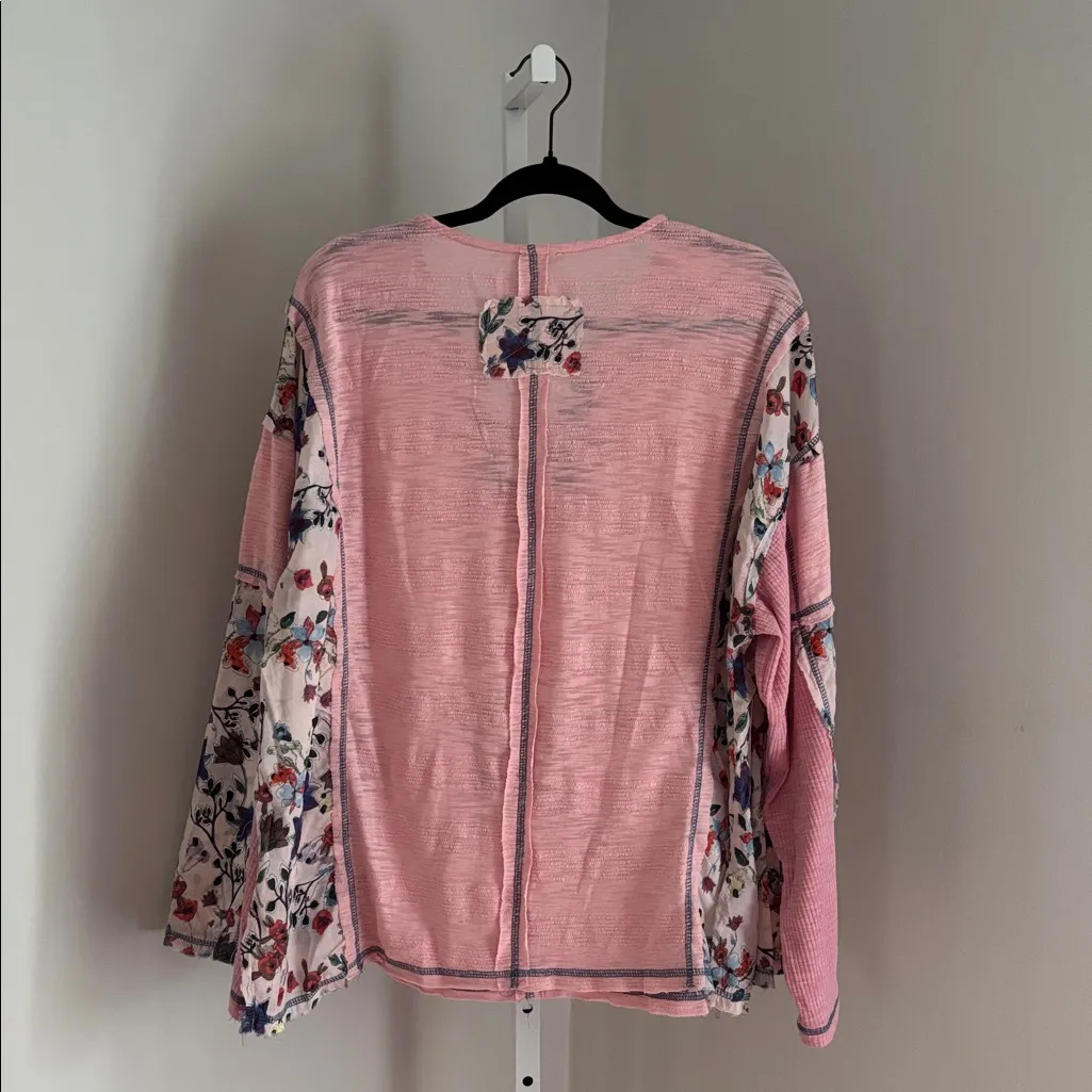 POL VNeck Long Sleeve Pink Floral Mixed Media Star Top Studs and Pearls Sz Large - Image 6