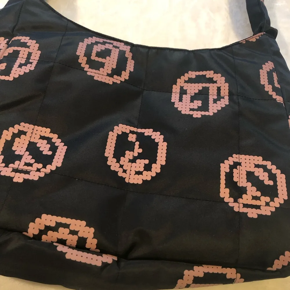 New with tag  DESIGN reversible shoulder bag with pink print, 14”x10” - Image 5