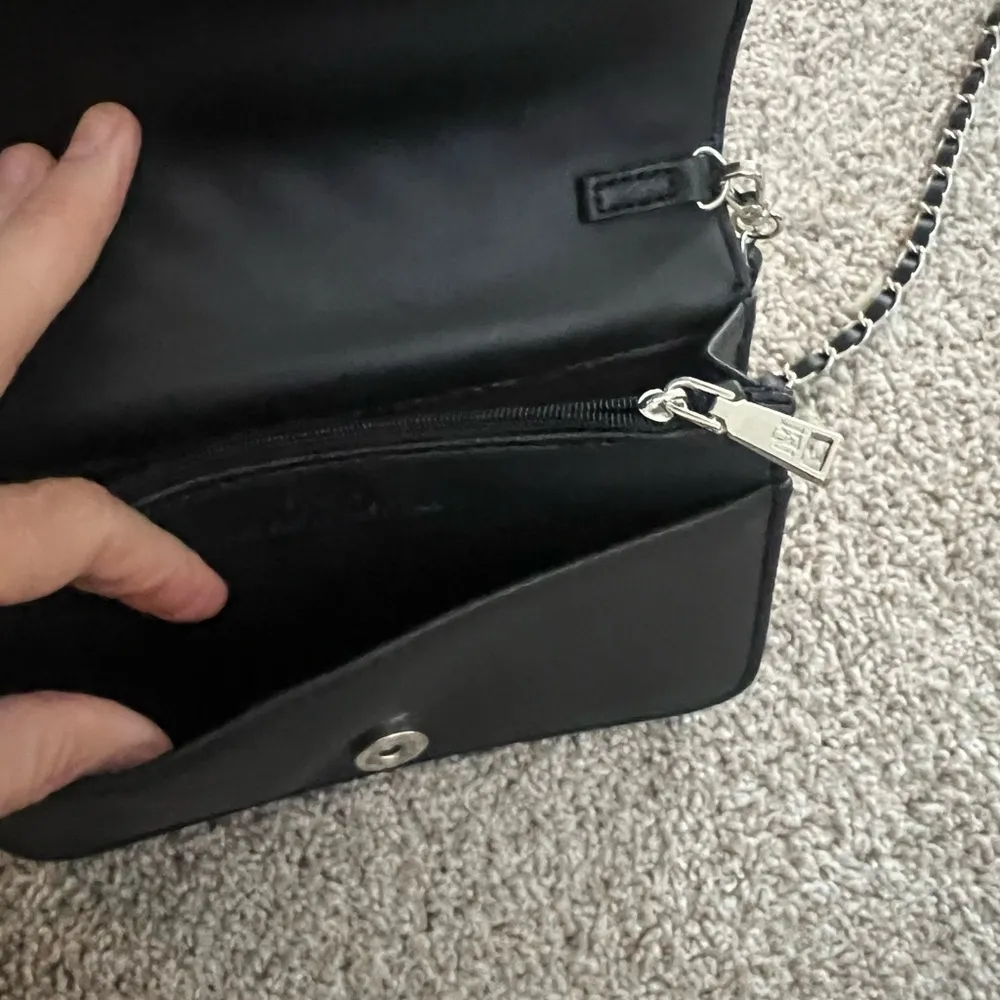 Badgley Mischka  Black Quilted Chain Crossbody Bag - Image 2