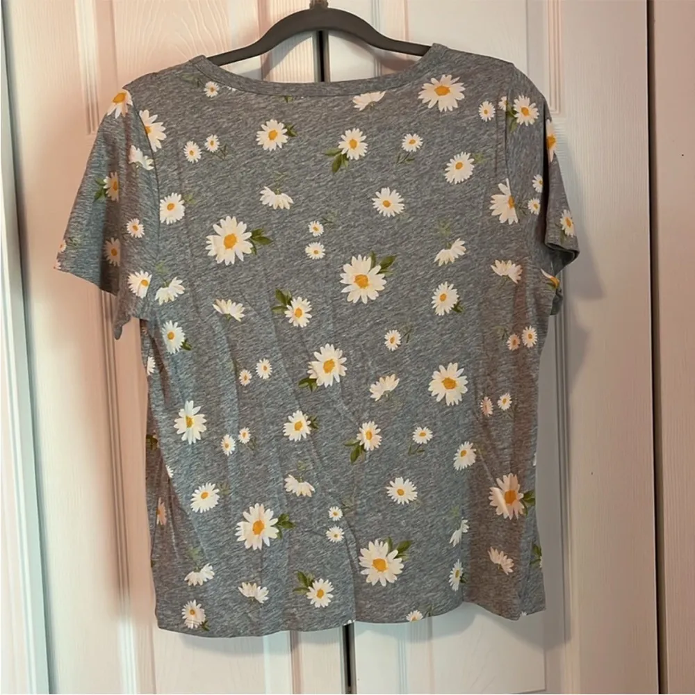 Old Navy Gray Floral Women's Top - Image 5
