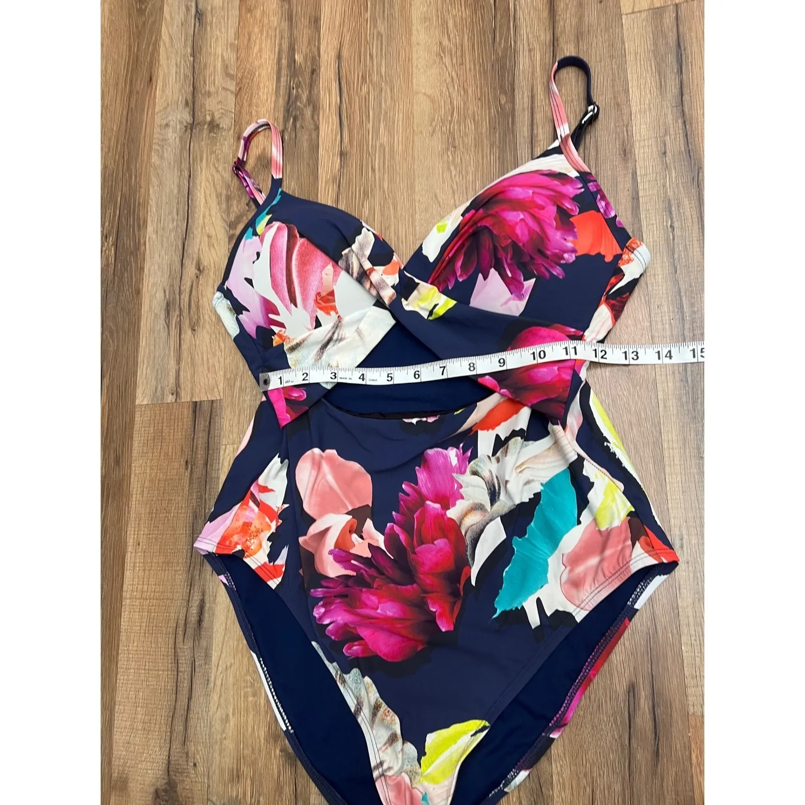 Kenneth Cole Floral Cut - Image 4