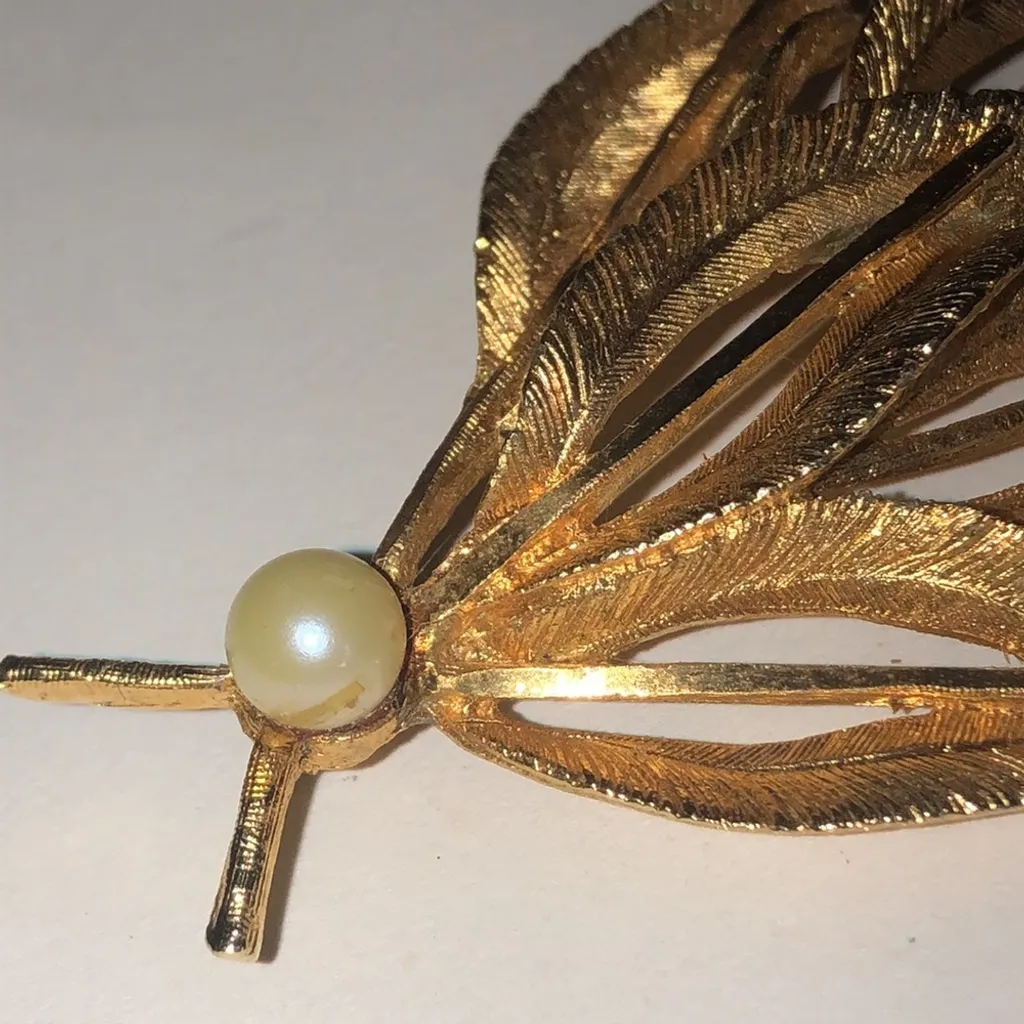 BSK Vintage Gold Tone Leaf Faux Pearl Retro Brooch Shoulder Pin - Image 3