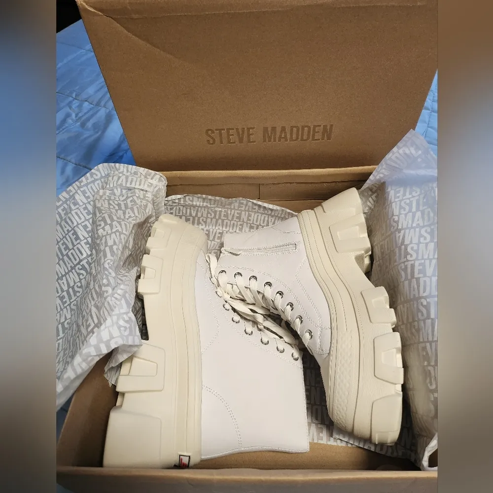 NWT  Sutton White Leather Boots Size 9. - Image 3