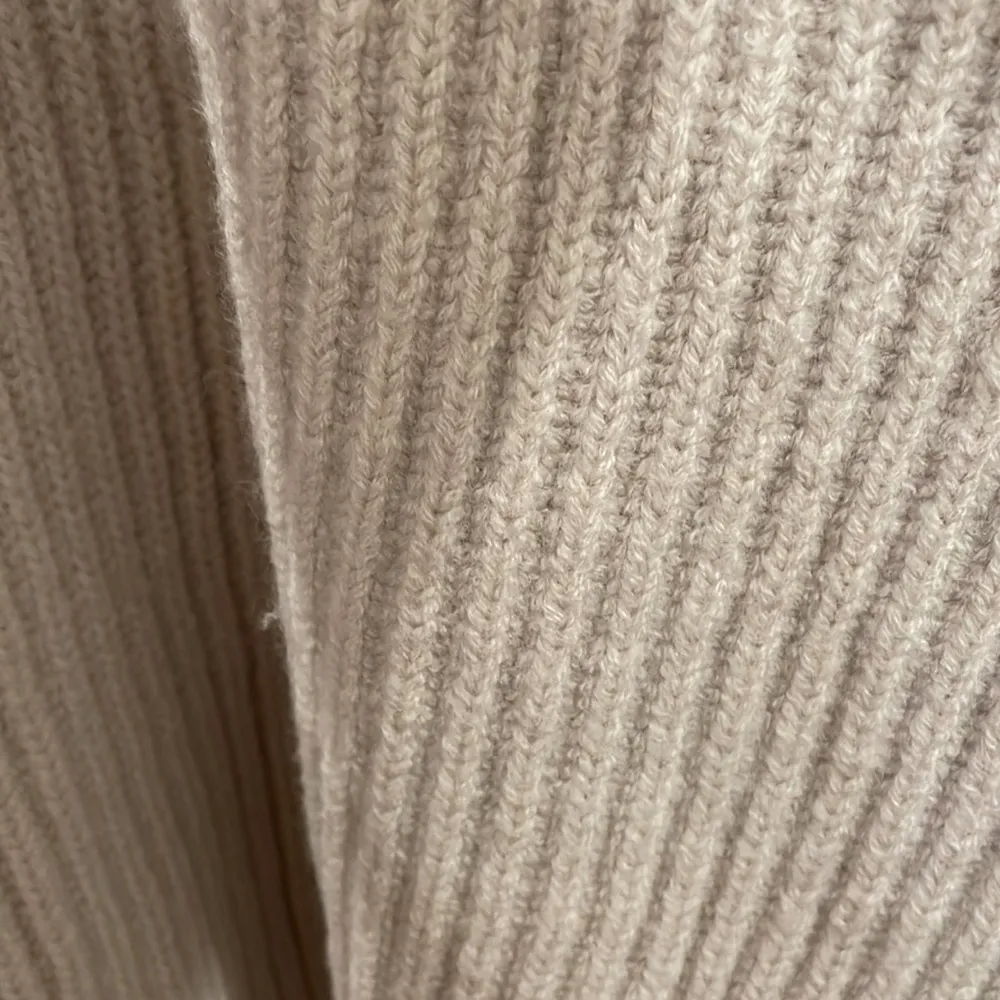 AVAIL NWOT Aritzia babaton funnel sweater 79519 (guell) heather bone color large - Image 2