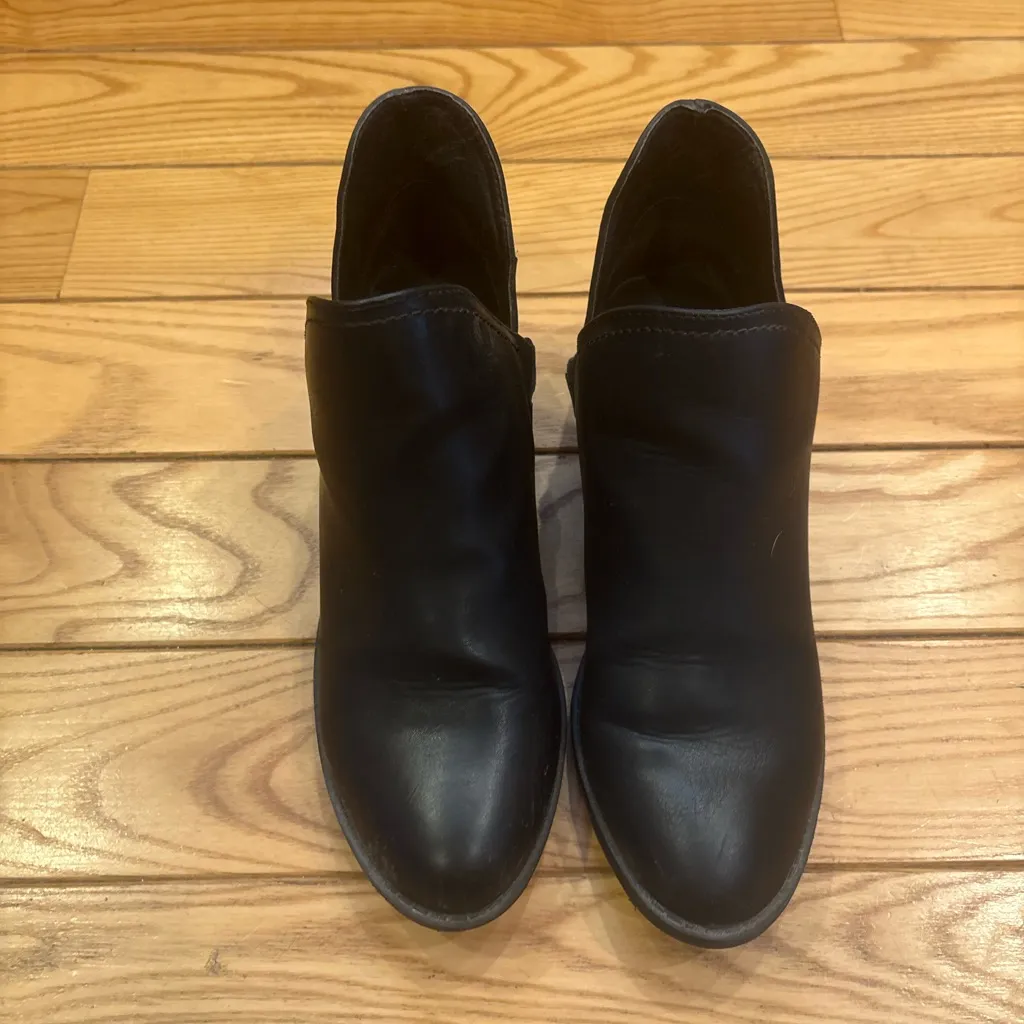 Universal Thread Size 8 Faux Leather Nora V-Cut Black Ankle Booties - Image 4